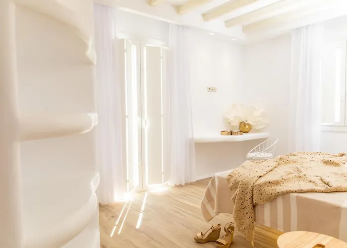 וילה Gold & White