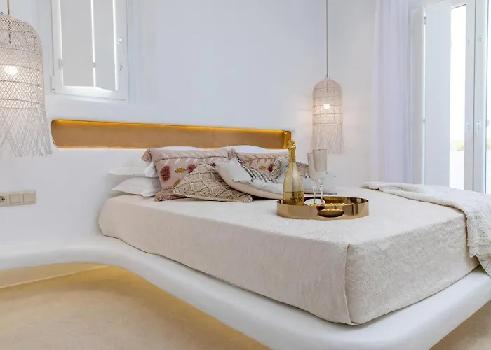 וילה Gold & White