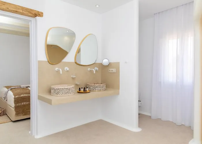 Gold & White וילה