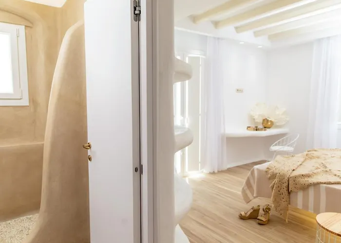 וילה Gold & White *