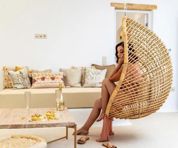 Gold & White וילה