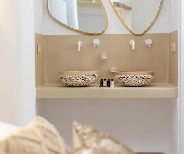 וילה Gold & White