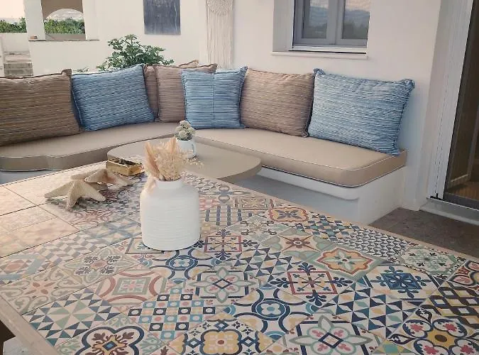 וילה Gold & White